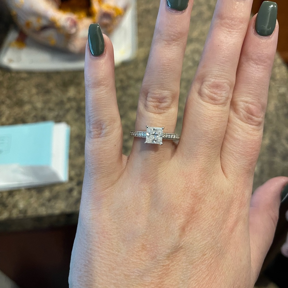 1.5 CT white gold Charles and Colvard Engagement ring - Picture 3 of 9